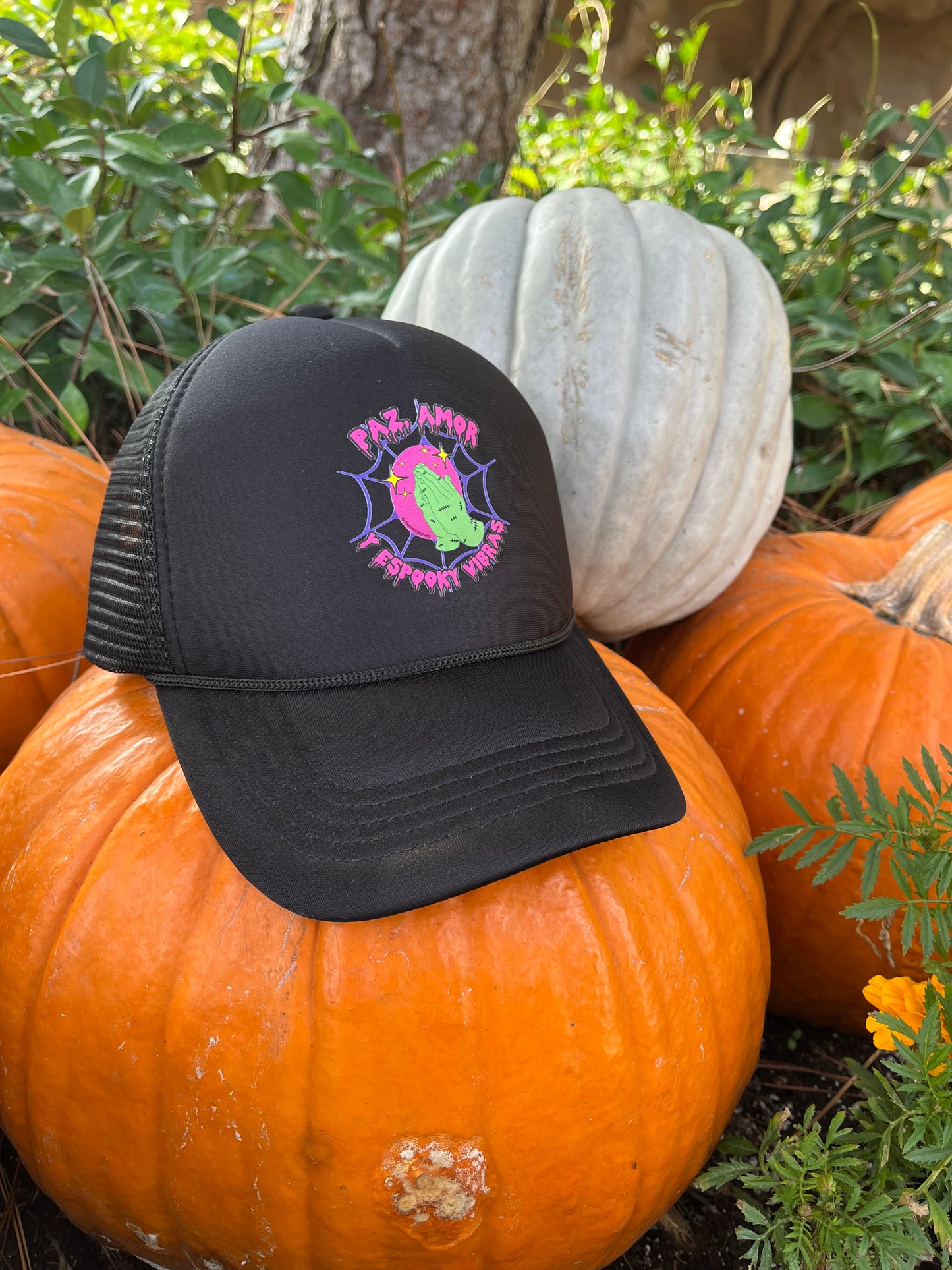 Paz, Amor y Espooky Vibras Trucker Hat